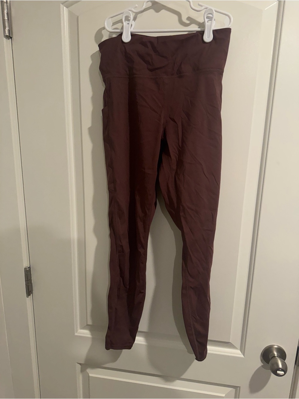 Vuori High-Rise Leggings in Burgundy